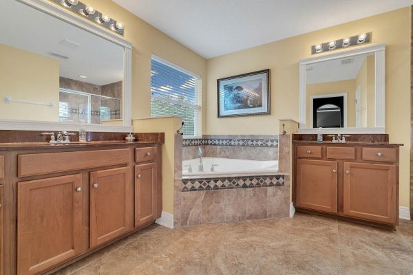 15216-Hayworth-Dr-Winter-Garden-FL-34787-26-Master-Bathroom-600x400