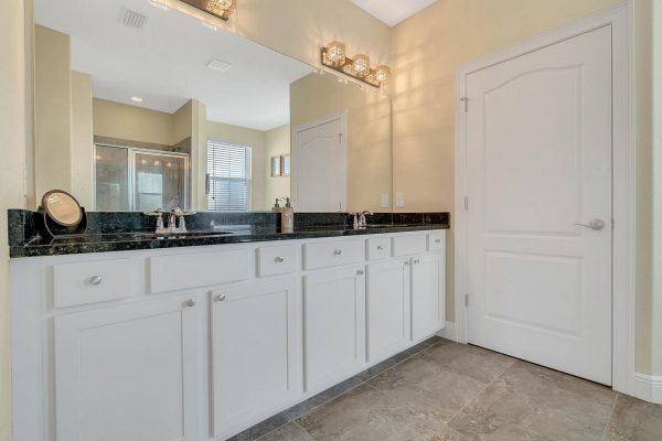 11637-Brickyard-Pond-Ln-Windermere-FL-34786-36-Master-Bathroom-600x400