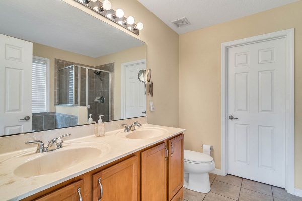 14826-Tullamore-Loop-Winter-Garden-FL-34787-26-Master-Bathroom-600x400