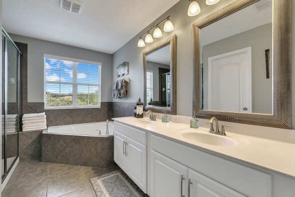 2989-Park-Meadow-Dr-Apopka-FL-32703-15-Master-Bathroom-600x400