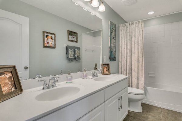 2989-Park-Meadow-Dr-Apopka-FL-32703-17-Bathroom-600x400