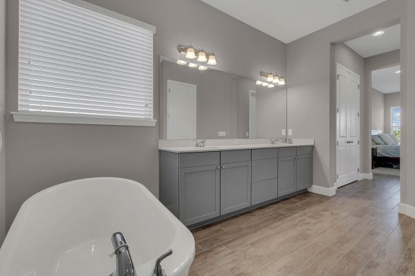 7407-Pomelo-Grove-Dr-Winter-Garden-FL-34787-25-Master-Bathroom-600x400