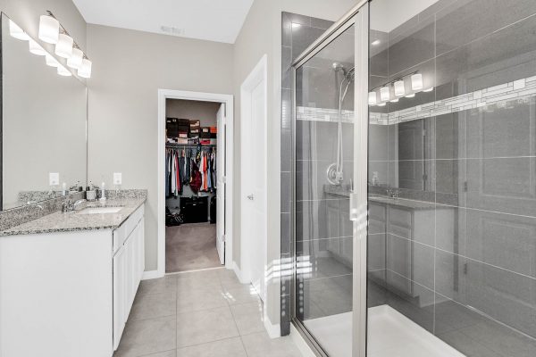 2333-Standing-Rock-Cir-Oakland-FL-34787-22-Master-Bathroom-600x400